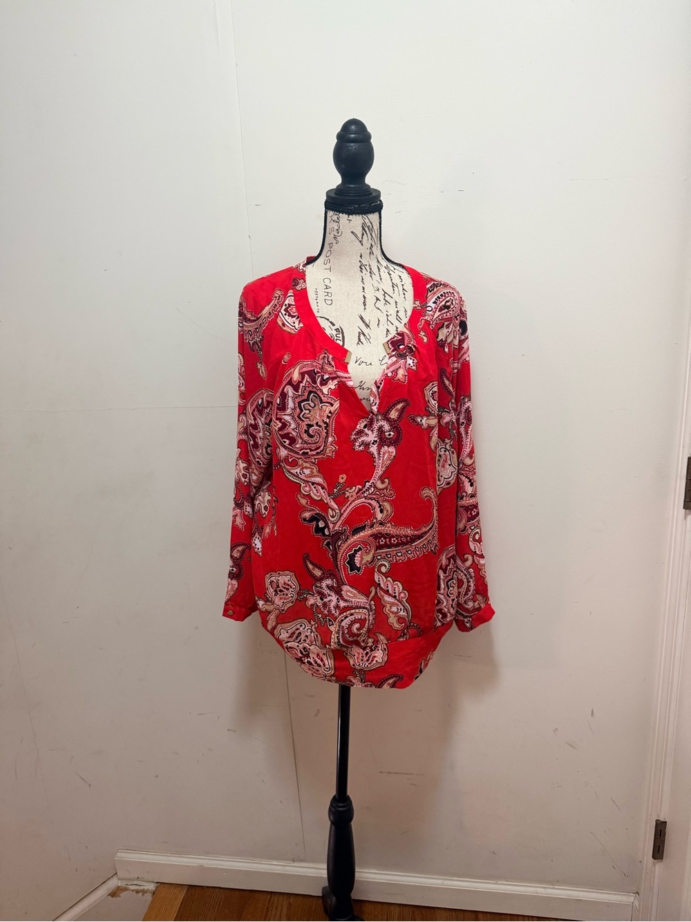 New York & Company Red Paisley V-Neck Blouse